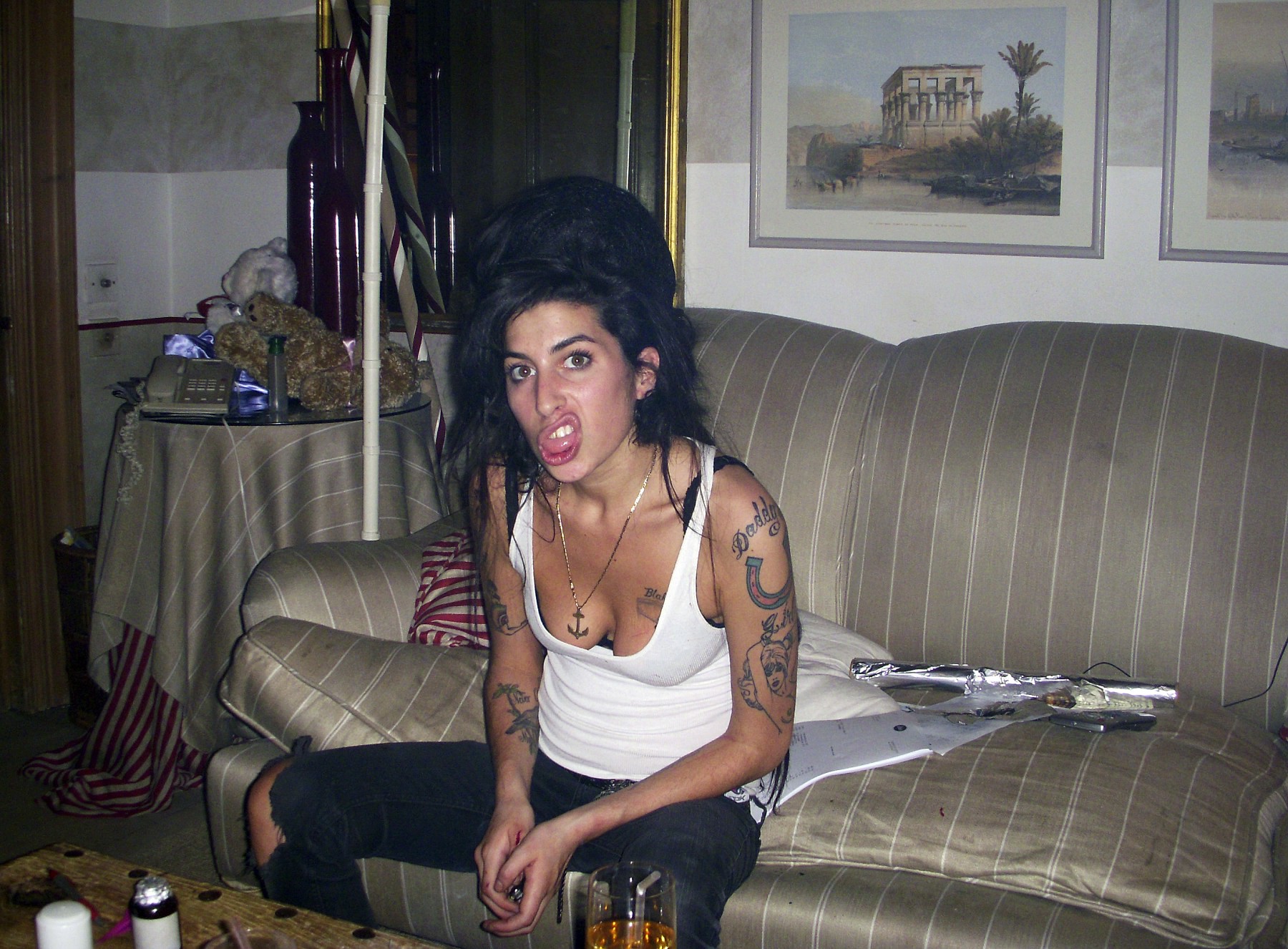 http://codyrapol.com/~Dexter/Amy-Winehouse-found-dead.jpg